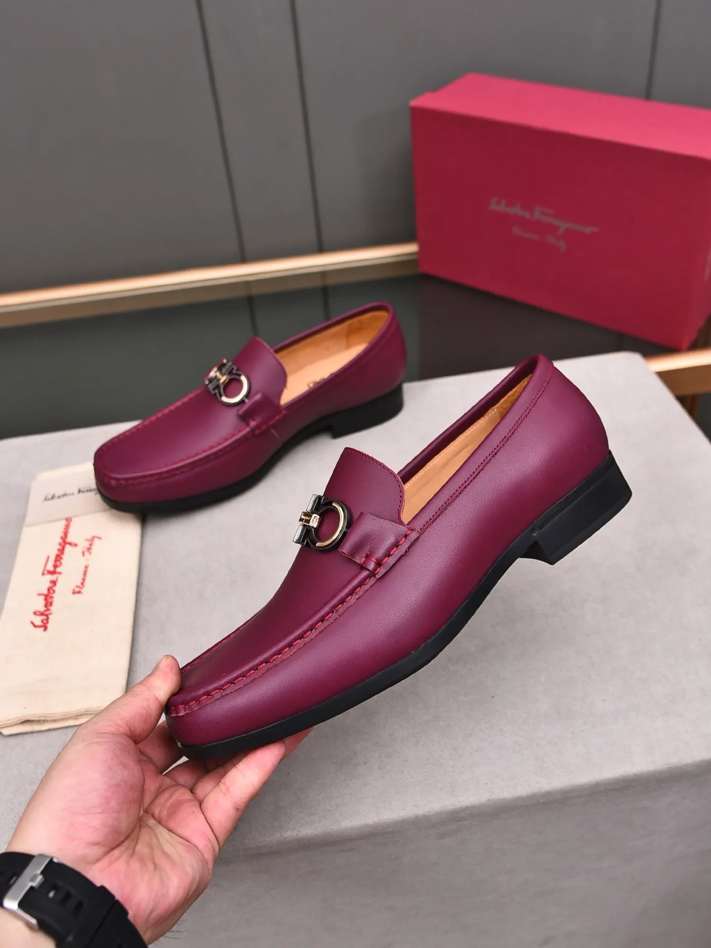 Factory: 250 [Original running volume quality] Brand: Ferragamo (Ferragamo) Size: Men's size 38/44 (45 can be customized) Grade: Same style as the official website High-end quality men's shoes Material: Original first-layer calfskin Water-dyed cowhide lining Original outsole Style category: Men's fashion formal business casual leather shoes Slip-on men's shoes high-top series Young fashion European and American trends British style Casual matching Comfortable feet